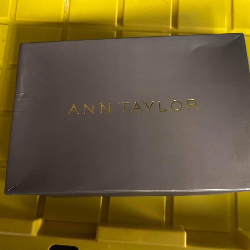 Ann Taylor 428955 Paloma Women's Ezra Suede Tassel Heel Sandal Size 8.5